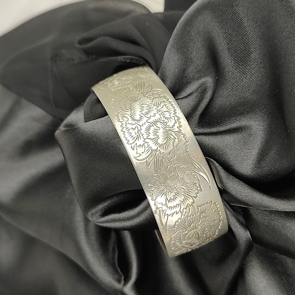Kirk Stieff Pewter "Carnation" Engraved Floral Cuff Bracelet Vintage 7" - Picture 5 of 10